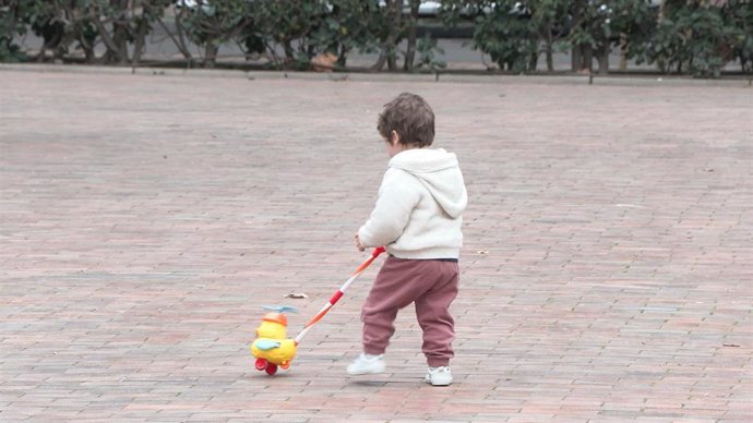 Archivo - Una niña jugando en la calle.