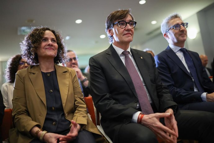 Archivo - Arquivo - (I-D) A secretária de Cultura da Generalitat da Catalunha, Sonia Hernández; o presidente da Generalitat da Catalunha, Salvador Illa, e o ministro da Fazenda, Arcadi España, durante a cerimônia institucional de Sant Jordi em Madri, em 2