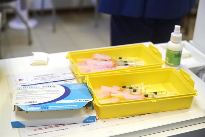 Archivo - Un conjunto de jeringuillas en una caja durante el inicio de la campaña de vacunación contra la gripe en Cantabria, en el centro de salud de Puertochico, a 10 de octubre de 2022, en Santander, Cantabria (España).  