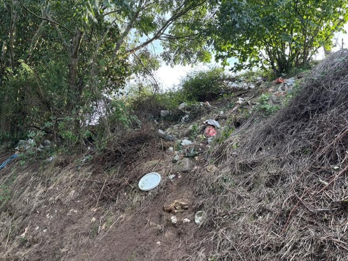Basura en uno de los accesos al Naranco