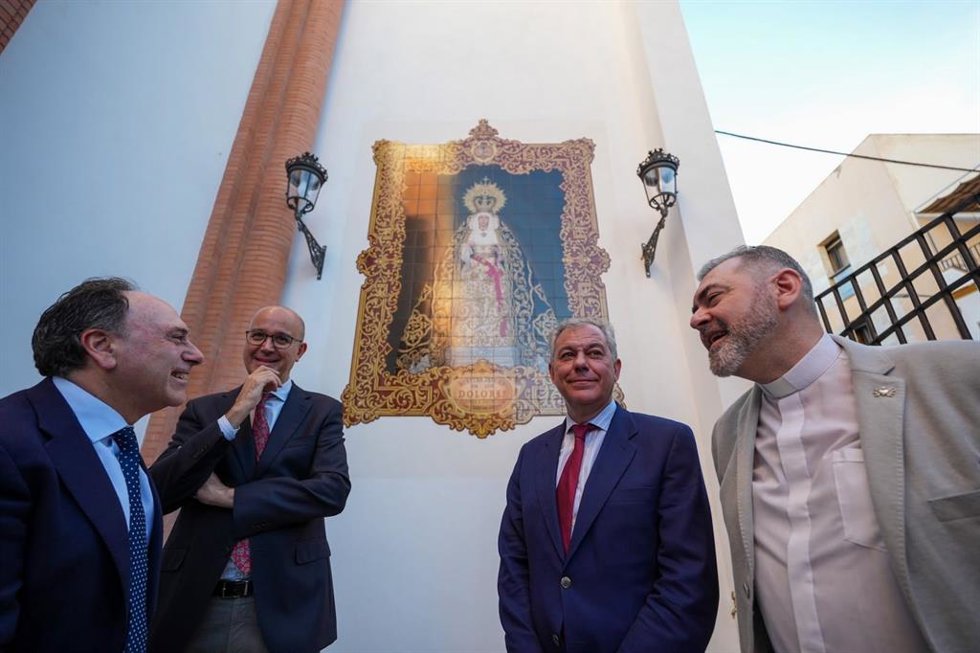 Imagen del alcalde de Sevilla, José Luis Sanz,  junto a la Hermandad del Cerro del Águila.
