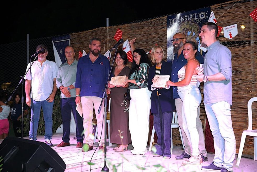 La alcaldesa de Jerez, María José García-Pelayo, participa en un homenaje a los comercios del barrio de El Pelirón.
