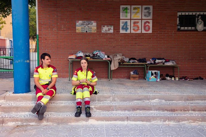 Archivo - Archivo.- Voluntarios durante el incendio forestal en la sierra oeste, en el Colegio Público Batalla de Brunete 