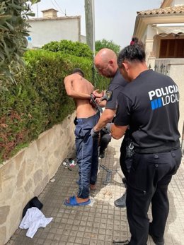 Detenido en Alcúdia por robar el bolso y el móvil a una mujer en la playa y huir con una bici también robada.