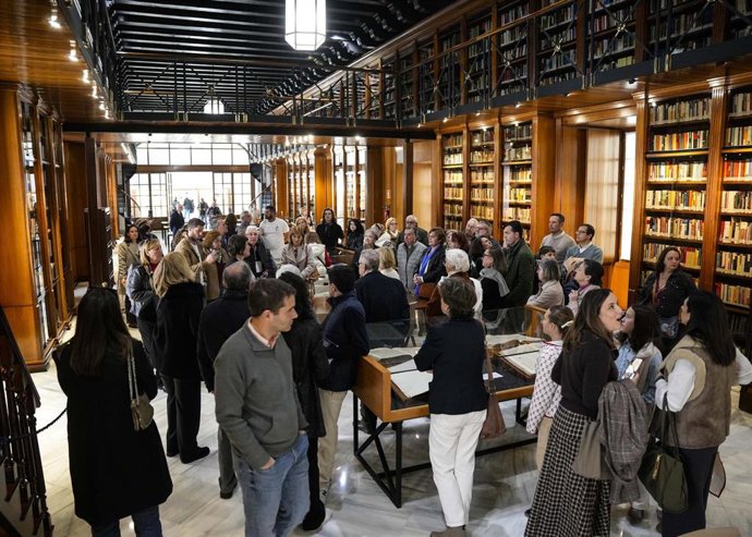 Archivo - La Biblioteca del Parlamento andaluz recibe la visita de ciudadanos en una jornada de puertas abiertas. (Foto de archivo).