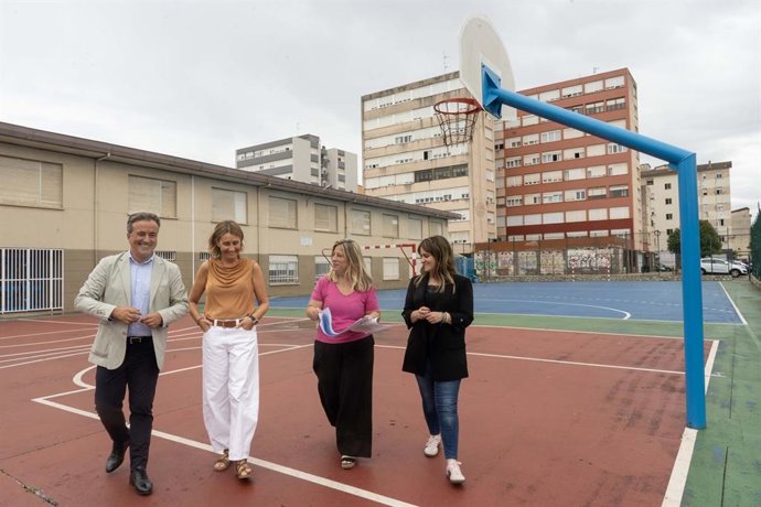 Visita de las autoridades a las instalaciones del  CEIP Pedro Velarde