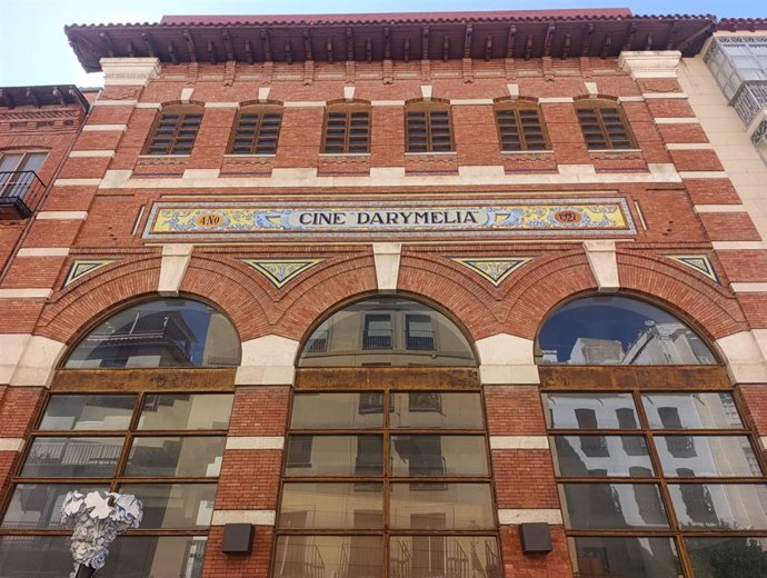 Fachada del Teatro Darymelia de Jaén.