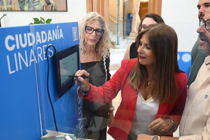La alcaldesa de Linares, Auxi del Olmo, con uno de los nuevos dispositivos.