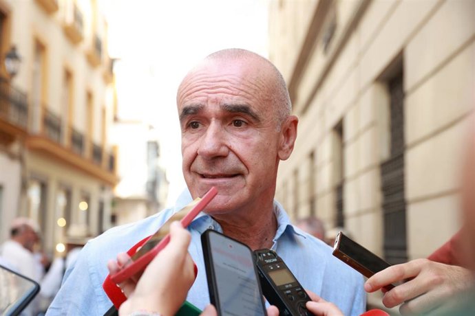 Archivo - El portavoz del Grupo Municipal Socialista, Antonio Muñoz,en el acto de descubrimiento de una placa homenaje a Luis Cernuda en el Paseo de los Poetas de la Generación del 27. A 27 de julio de 2026 en Sevilla (Andalucía, España). 