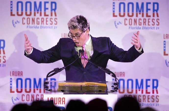 Archivo - Arquivo - 18 de agosto de 2020, West Palm Beach, Flórida, EUA: Milo Yiannopoulos apresenta uma transmissão ao vivo da comemoração da vitória da candidata republicana ao Congresso Laura Loomer no Hilton do aeroporto de West Palm Beach, em 18 de a