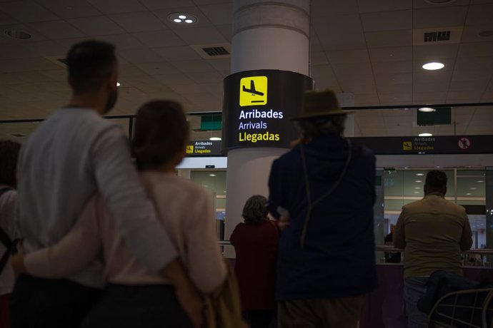 Archivo - Arxiu - Un grup de persones esperen a l'aeroport de Barcelona