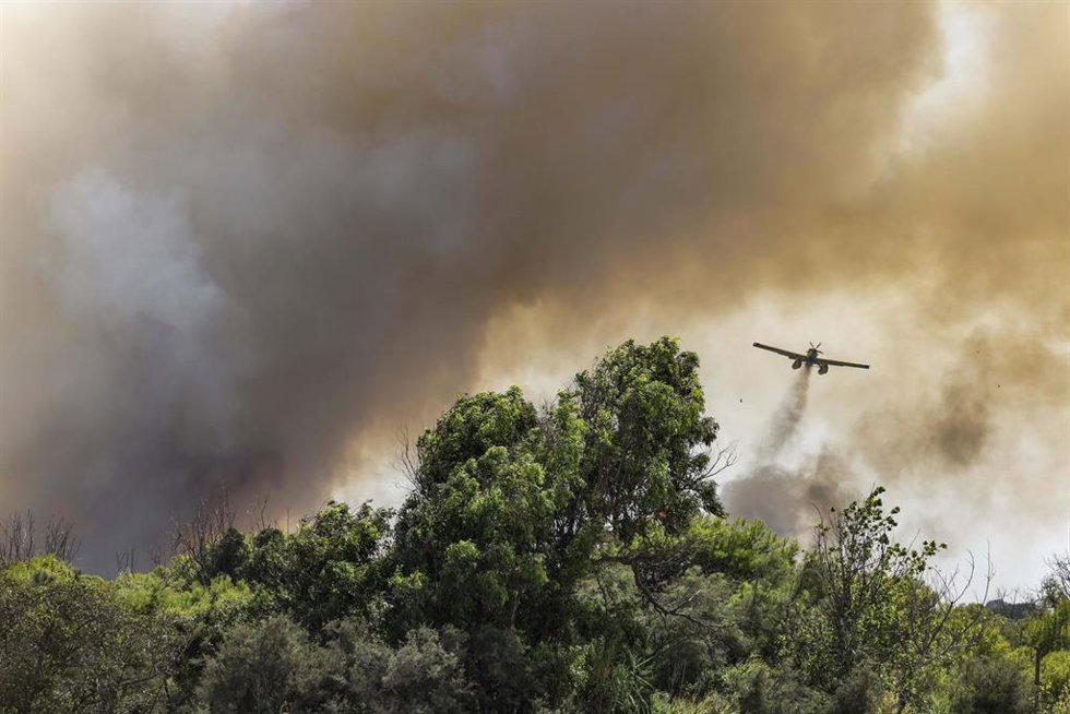 Un avión trabaja en las labores de extinción de un incendio forestal, a 27 de agosto de 2026, en la Gola de Pujol, El Saler, Valencia, Comunidad Valenciana (España). 