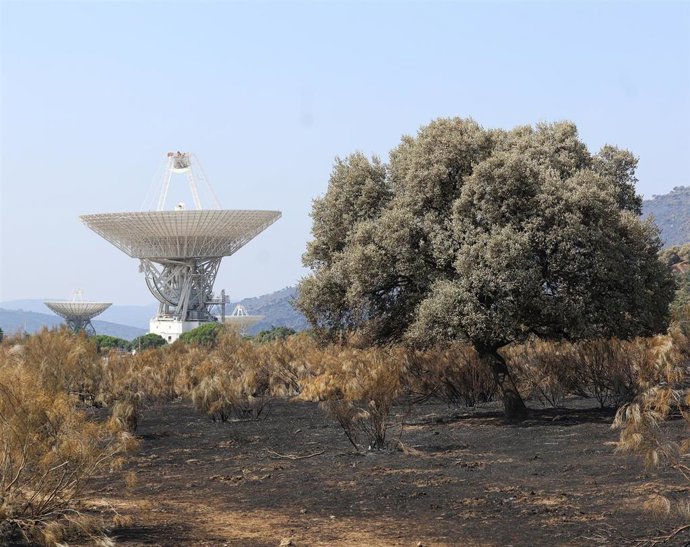 Archivo - Terreno quemado junto a la antena en el complejo de la NASA, a 29 de julio de 2026, en Robledo de Chavela, Madrid (España). 