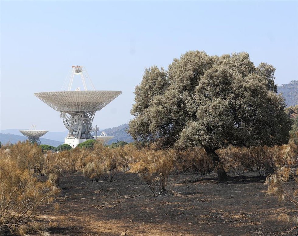 Archivo - Terreno quemado junto a la antena en el complejo de la NASA, a 29 de julio de 2026, en Robledo de Chavela, Madrid (España). 