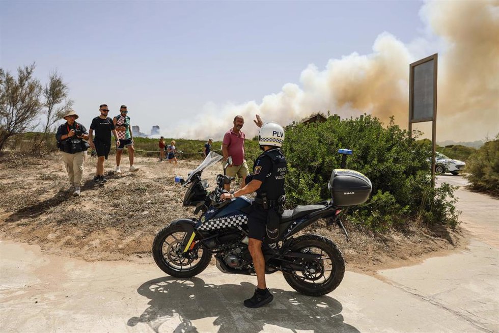 Policía desaloja la playa durante un incendio forestal, a 27 de agosto de 2026, en la Gola de Pujol, El Saler, Valencia, Comunidad Valenciana (España).