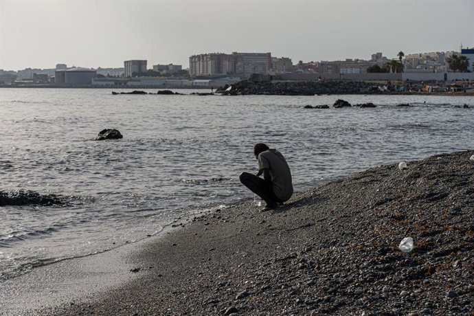 19 de agosto de 2026, Ceuta, Espanha: CEUTA, ESPANHA, 20 DE AGOSTO DE 2026: Centenas de migrantes vivem em um assentamento improvisado na Praia do Trampolín, em Ceuta, utilizando abrigos construídos com junco, plástico e outros materiais descartados.