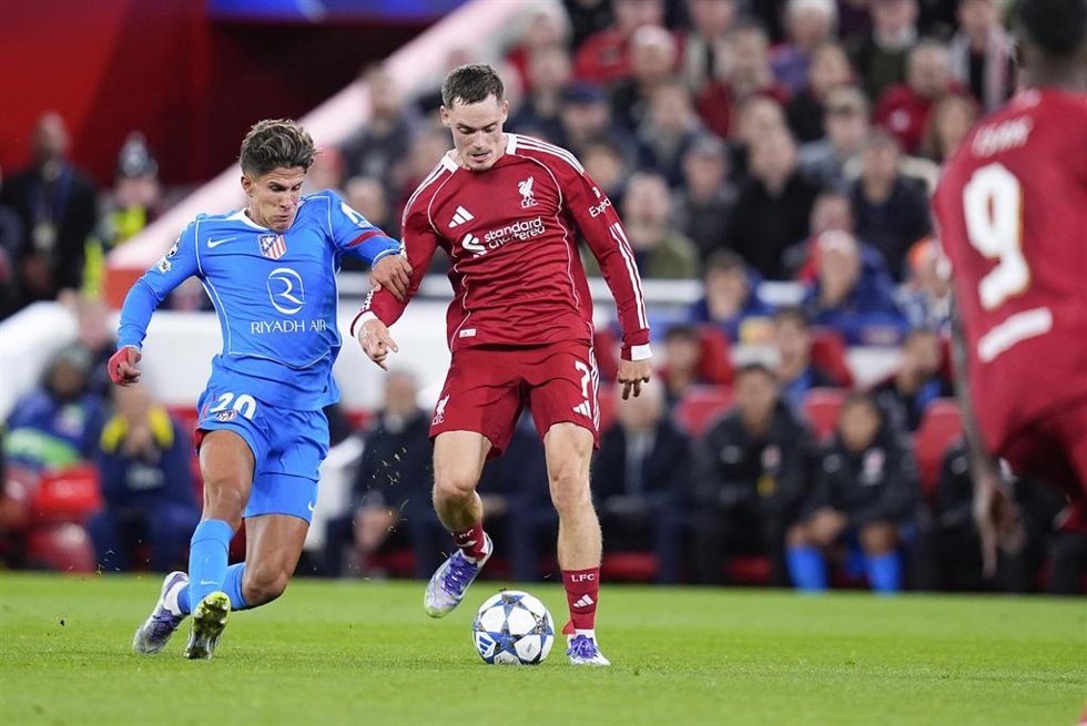 Archivo - Giuliano Simeone y Florian Wirtz en el Liverpool-Atlético de Madrid en Anfield de la temporada pasada