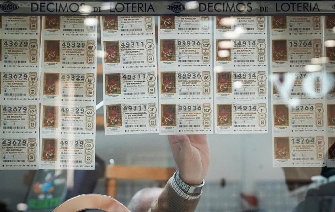 Archivo - Imagen en Sevilla de las últimas compras de lotería a pocos días para el Sorteo Extraordinario de Navidad, la popularmente conocida como el Gordo de Navidad. A 18 de diciembre de 2025, en Sevilla (Foto de archivo).