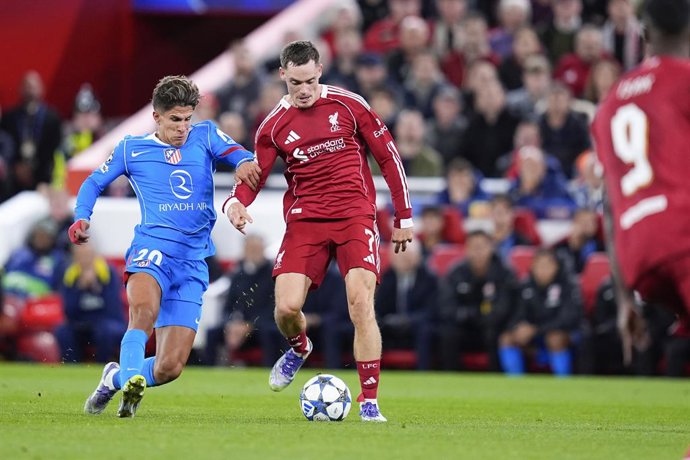 Archivo - Arquivo - Florian Wirtz, do Liverpool FC, e Giuliano Simeone, do Atlético de Madrid, em ação durante a partida da 1ª rodada da fase de grupos da Liga dos Campeões da UEFA 2025/26 entre o Liverpool FC e o Atlético de Madrid, em Anfield, em 17 de 
