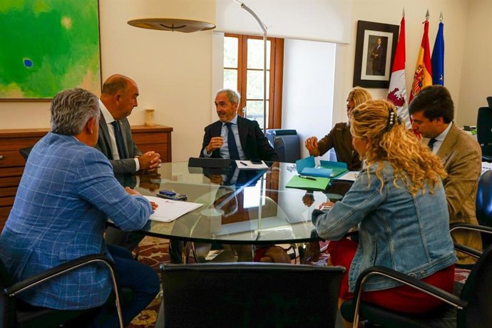 El consejero de Cultura, Turismo y Deporte, Alberto Díaz Pico, mantiene un encuentro de trabajo con el presidente de la Diputación de Segovia, Miguel Ángel Vicente, y el vicepresidente de la institución provincial, José María Bravo