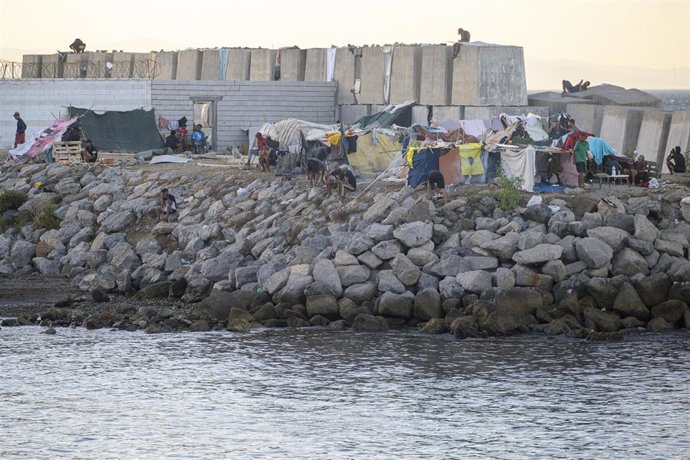 Decenas de personas viven y pernoctan en la playa del Trampolín, a 28 de agosto de 2026, en Ceuta (España). En la zona de la playa del Trampolín permanecen aún cientos de migrantes en situación irregular, donde han vuelto a construir chozas.