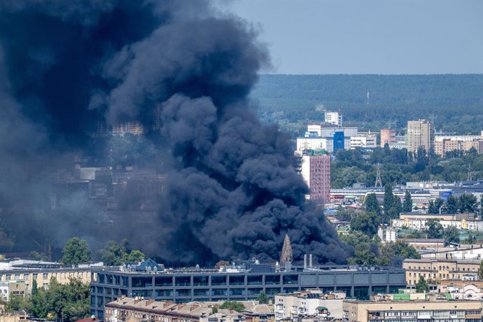 29 de agosto de 2026, Kiev, Ucrânia: A fumaça se eleva após um ataque noturno com drones a Kiev, que deixou pelo menos 27 mortos e dezenas de feridos.