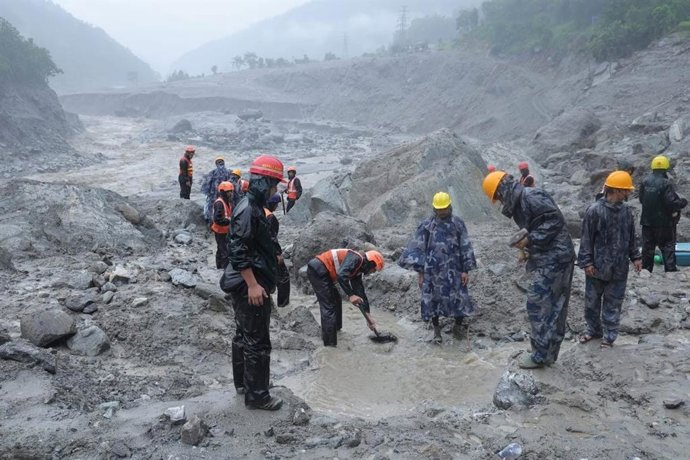 Equipos de rescate tras la riada en Nepal