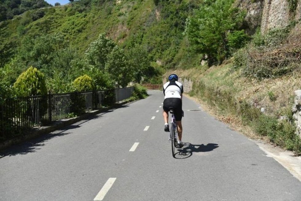Archivo - Ciclista circulando por una carretera.