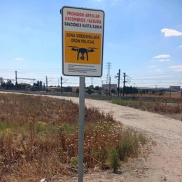 Cartel de campaña del Ayuntamiento de Jerez de la Frontera (Cádiz) contra el depósito ilegal de escombros en la vía pública.