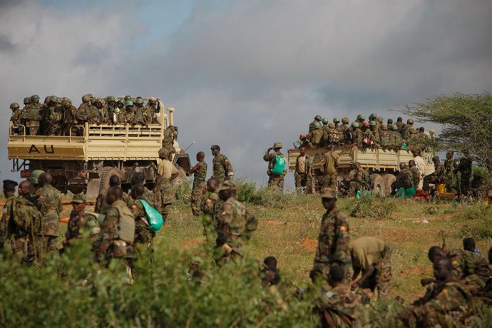 Archivo - Arquivo - 27 de maio de 2012 - Afgoye, Somália - Soldados ugandenses embarcam em caminhões militares enquanto se preparam para serem enviados a Merka a fim de expulsar o grupo extremista Al Shabaab, afiliado à Al-Qaeda, em 27 de maio de 2012, em