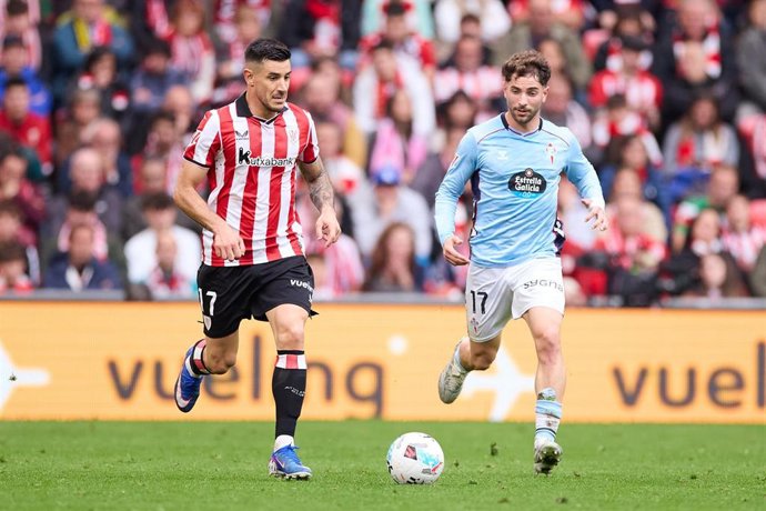 Archivo - Yuri Berchiche y Javi Rueda durante el Athletic Club-RC Celta de LaLiga EA Sports 25-26