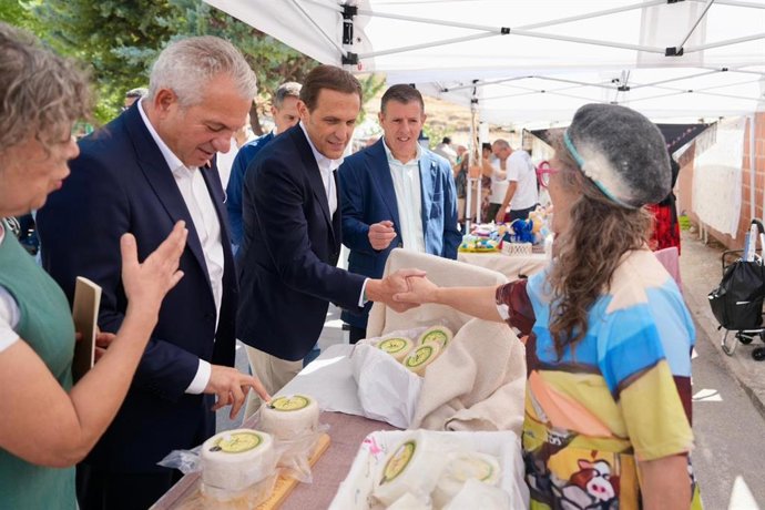 El presidente de la Diputación de Valladolid, Conrado Íscar, en la primera Feria de la Lana de Velliza (Valladolid)
