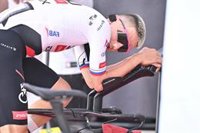 Pogacar se rompe la clavícula y daña el cuello en su caída en La Vuelta