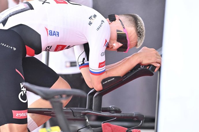 O ciclista Tadej Pogacar faz o aquecimento antes de sua largada na Volta Ciclística da Espanha, em 22 de agosto de 2026, em Mônaco (França). A Volta Ciclística da Espanha de 2026 começa hoje, 22 de agosto, em Mônaco, e termina no domingo, 13 de setembro, 