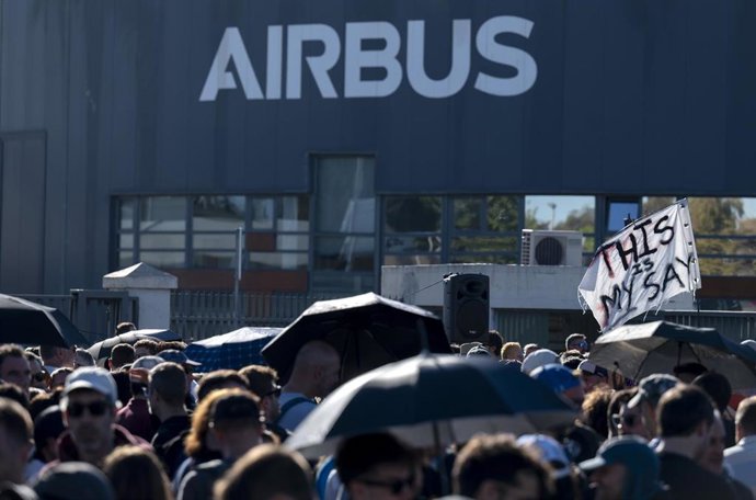 Varias personas durante la cuarta jornada de huelga indefinida de empleados de Airbus, a 28 de agosto de 2026, en Getafe, Madrid (España). 