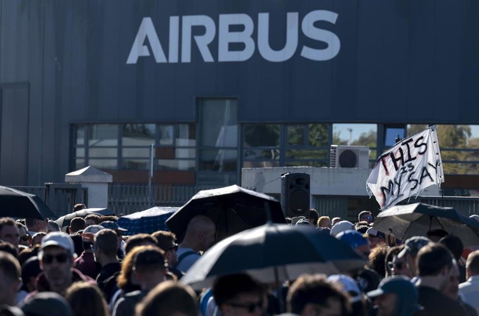 Varias personas durante la cuarta jornada de huelga indefinida de empleados de Airbus, a 28 de agosto de 2026, en Getafe, Madrid (España). 