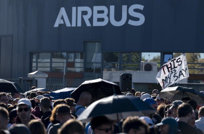 Varias personas durante la cuarta jornada de huelga indefinida de empleados de Airbus, a 28 de agosto de 2026, en Getafe, Madrid (España). Aproximadamente 14.000 trabajadores de Airbus en España están llamados desde el martes a secundar una huelga indefin