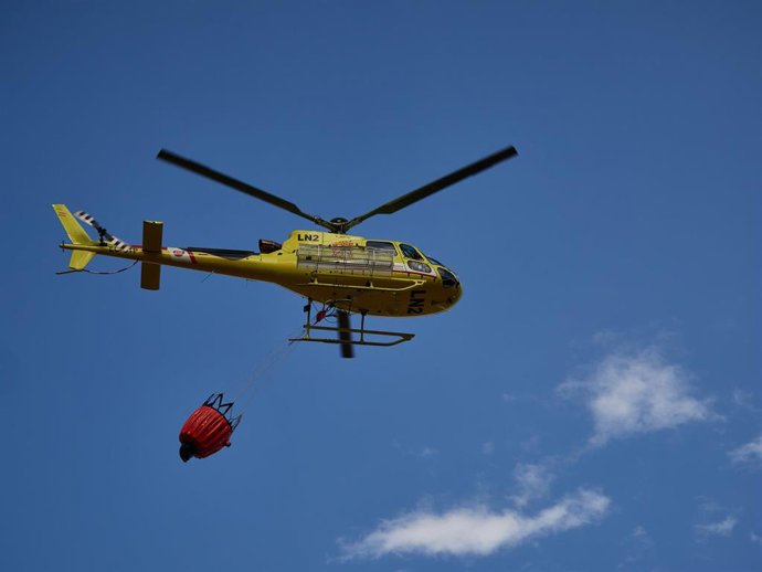 Archivo - Un helicóptero trata de apagar un fuego en Navarra, en una imagen de archivo.