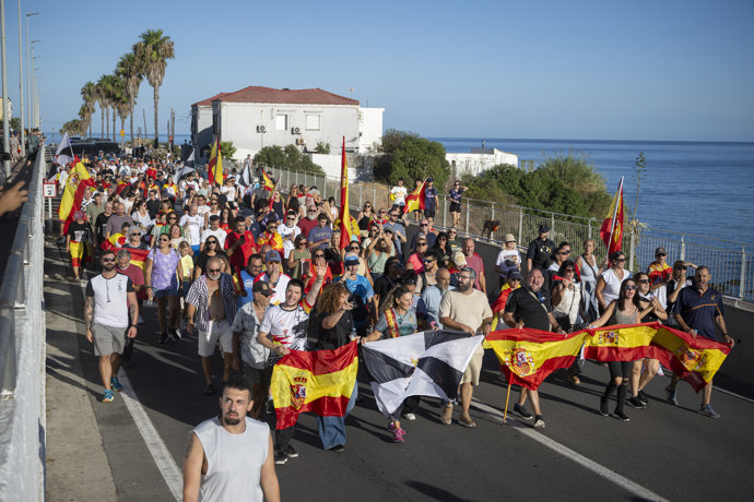 Decenas de personas durante una manifestación pacífica en Ceuta 
