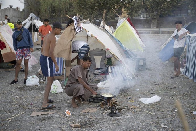Decenas de personas viven y pernoctan en la playa del Trampolín, a 28 de agosto de 2026, en Ceuta (España). 