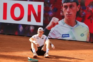 Archivo - 23 May 2026, Hamburg: Peruvian tennis player Ignacio Buse celebrates after defeating USA's Tommy Paul in the Men's Singles final tennis match of the Hamburg Open tennis tournament. Photo: Georg Wendt/dpa