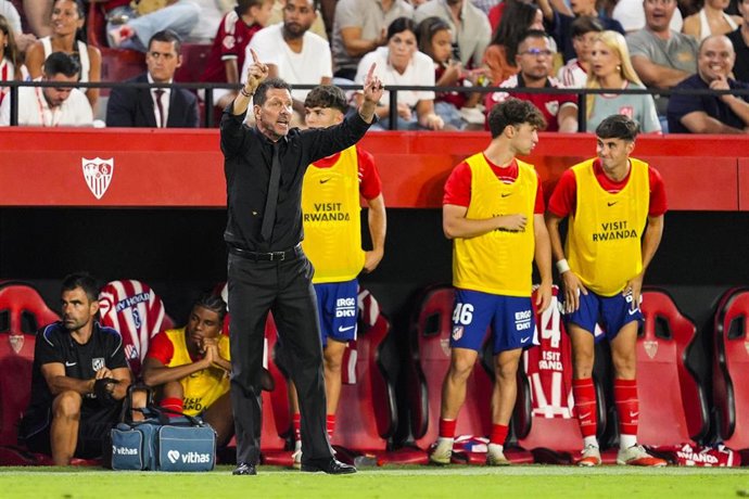 Diego Pablo Simeone da instrucciones durante el Sevilla FC-Atlético de Madrid de LaLiga EA Sports 26-27