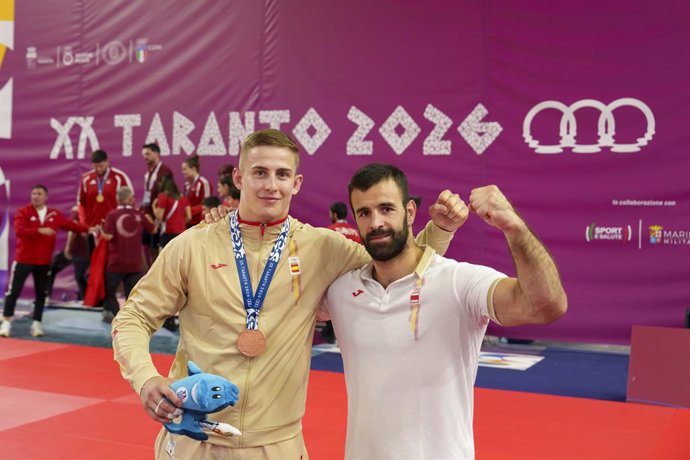 El judoca español Daniel Nieto posa con su bronce en los Juegos Mediterráneos 2026