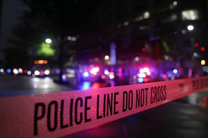 Archivo - Arquivo - 23 de maio de 2026, Washington, Distrito de Columbia, EUA: Uma fita de isolamento policial bloqueia a área de um crime em uma calçada na esquina da 17ª com a Avenida Pensilvânia, perto da Casa Branca, em Washington, DC, EUA, em 23 de m