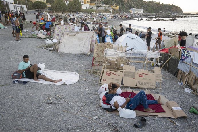 Decenas de personas viven y pernoctan en la playa del Trampolín, a 28 de agosto de 2026, en Ceuta,donde permanecen aún cientos de inmigrantes en situación irregular, donde han vuelto a construir chozas.
