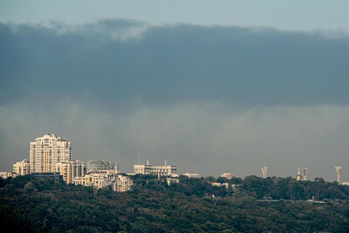 Humo sobre los cielos de Kiev tras un ataque ruso (imagen de archivo) 