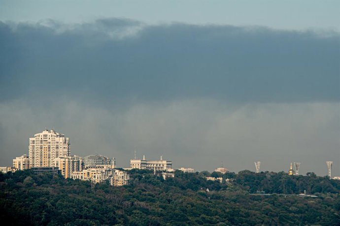29 de agosto de 2026, Kiev, Ucrânia: Fumaça se eleva sobre Kiev após um ataque russo, Kiev, Ucrânia, 29 de agosto de 2026. Um ataque com drones às instalações de uma empresa na região de Kiev provocou um incêndio em grande escala e causou explosões.