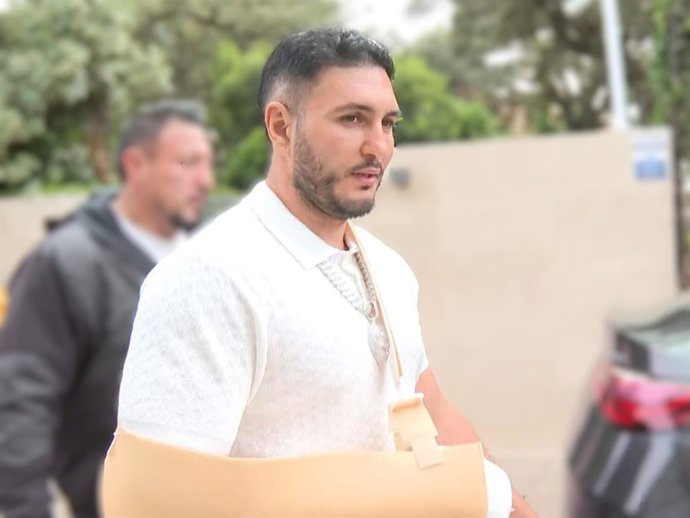 Omar Montes reaparece tras su operaicón y se enfrenta a las preguntas sobre Rocío Muñoz: "He tenido que coger la baja"
