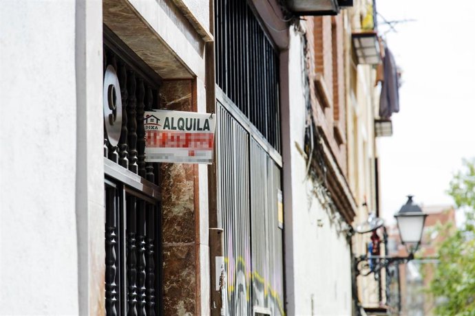 Archivo - Un cartel de 'Alquila' de una inmobiliaria, en un portal del distrito de Embajadores (Madrid)