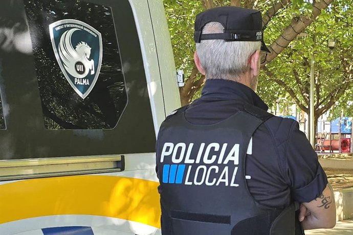 Archivo - Agente de la Unidad de Intervención Inmediata de la Policía Local de Palma